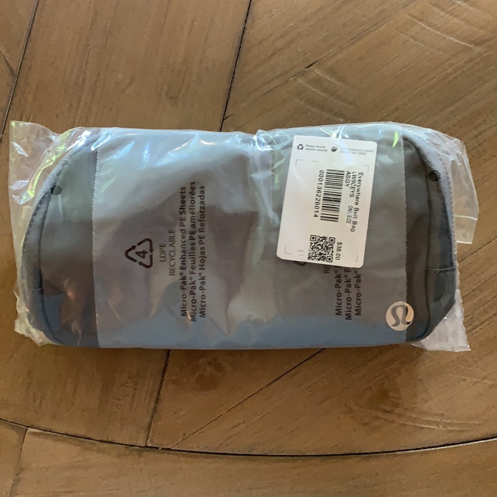 LAST ONE- Lululemon- Everywhere Belt Bag- asphalt grey - Picture 2 of 3